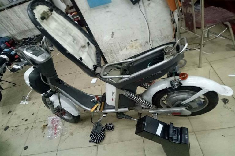 Lốp xe máy điện rung lắc, cần kiểm tra áp suất và trục bánh.