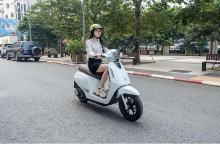 Xe máy điện có thể kết nối điện thoại, theo dõi pin, định vị GPS