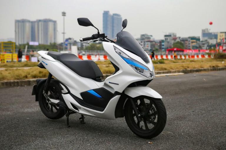 Honda PCX Electric sang trọng đậu bên vỉa hè, chuẩn phong cách đô thị
