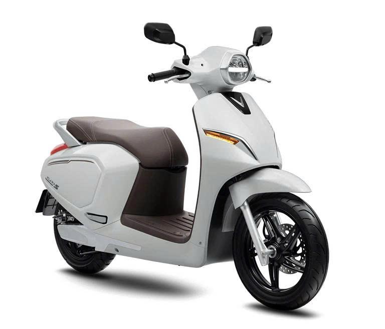 VinFast Klara phiên bản pin Lithium màu trắng nổi bật trên đường phố Việt Nam