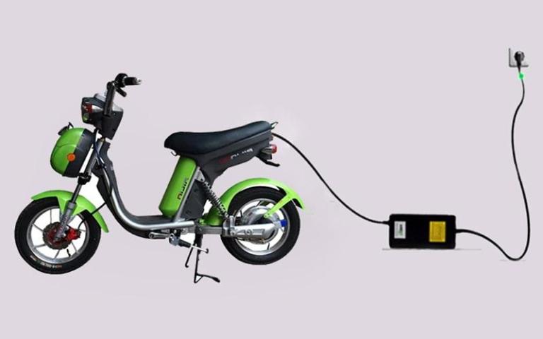 Thói quen sạc đầy quá lâu hoặc để pin cạn sạch nhiều lần gây tổn hại nghiêm trọng đến tuổi thọ pin.
