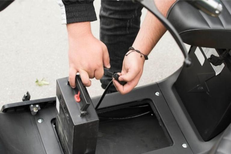 Cắm sạc đúng thứ tự: ổ điện trước – xe sau, ngắt theo chiều ngược lại.