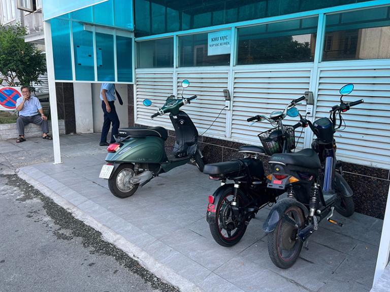 Sạc pin ở nơi thoáng mát, không sạc qua đêm để đảm bảo an toàn.
