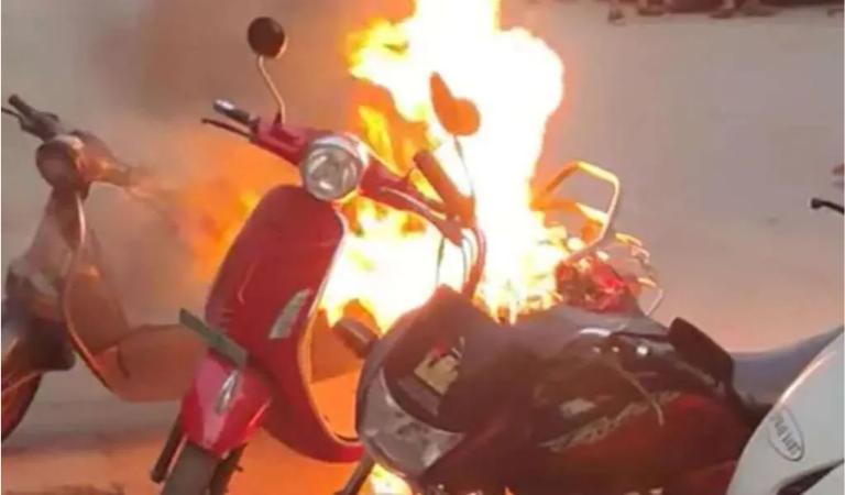 Xe máy điện ngập nước mưa, tiềm ẩn rủi ro chập mạch.