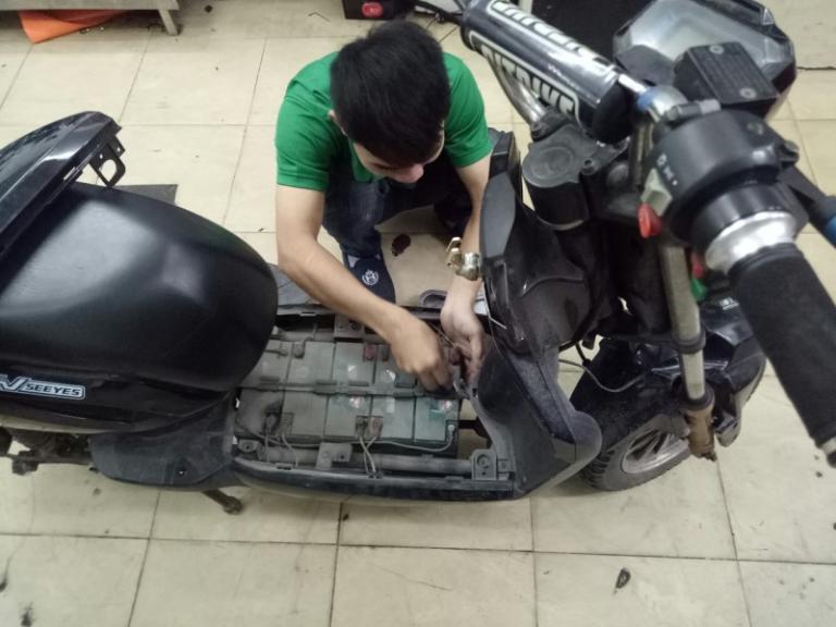 Xe máy điện lâu ngày không vệ sinh, dây dẫn bị bụi bẩn và gỉ sét.
