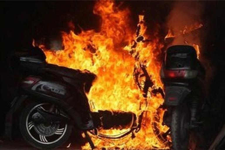Khói mờ thoát ra từ thân xe – dấu hiệu cảnh báo cháy sắp xảy ra