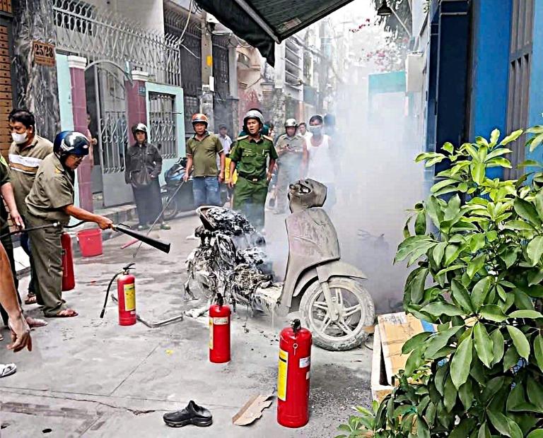 Bình CO₂ hoặc bình bột là vũ khí hiệu quả nhất khi xe điện bốc cháy.