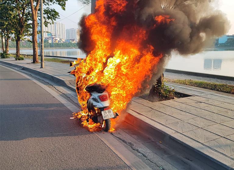Xe máy điện mang đến sự tiện lợi, tiết kiệm nhưng cũng tiềm ẩn nhiều rủi ro cháy nổ