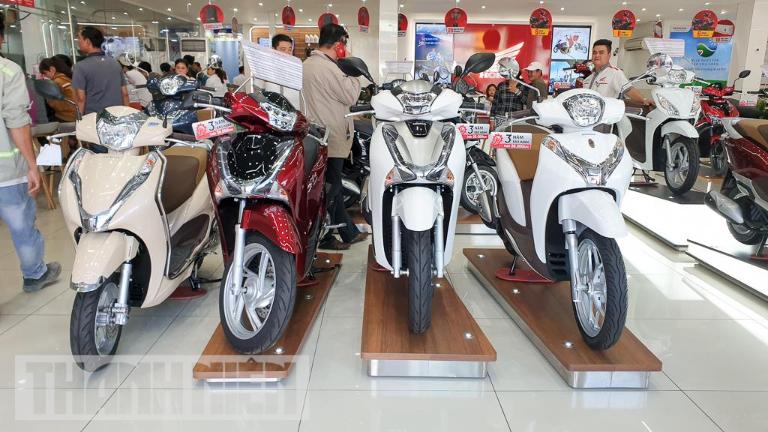 Hỗn hợp xăng và không khí được đưa vào buồng đốt qua chế hòa khí hoặc kim phun điện tử.