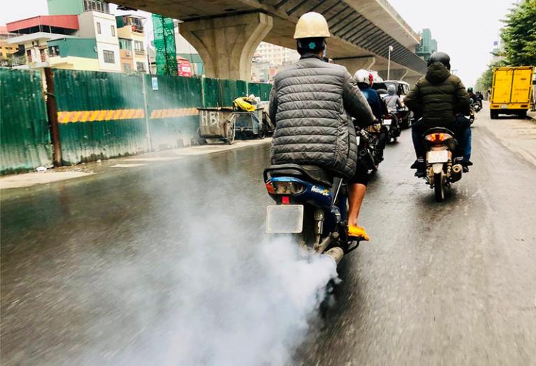 Xe chạy xăng thải ra CO₂, NOx và bụi mịn – tác nhân chính gây ô nhiễm không khí đô thị.