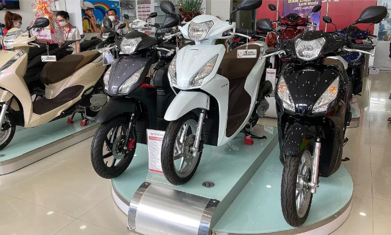 Năng lượng từ động cơ truyền qua hộp số và dây xích để làm bánh xe quay.