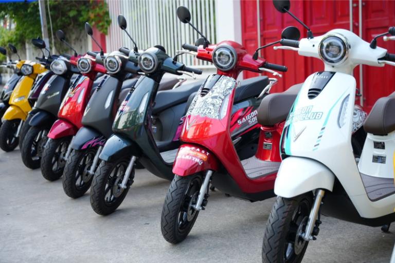 Pin lithium-ion cung cấp năng lượng chính cho xe máy điện.