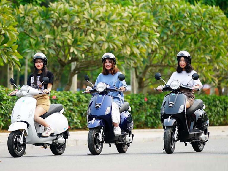 So sánh phanh đĩa trên xe máy điện hiện đại và phanh tang trống truyền thống trên xe máy xăng.
