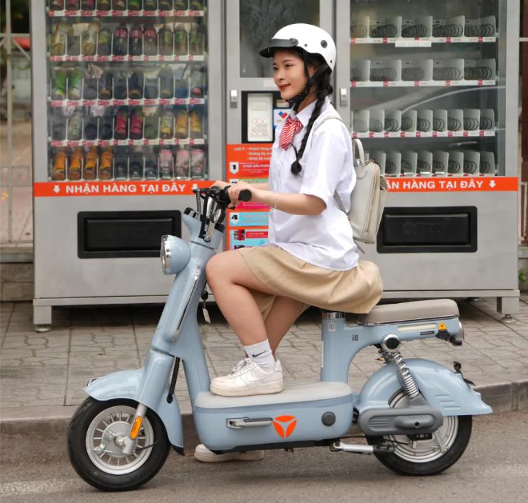 Xe điện nhỏ gọn, tăng tốc nhanh và di chuyển êm ái trên phố đông đúc.