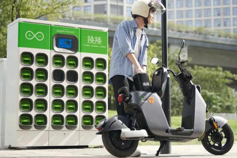 Dịch vụ đổi pin xe máy điện không chỉ là việc thay cục pin cũ bằng cục pin mới, mà còn là chuỗi hành động kỹ thuật, an toàn và môi trường