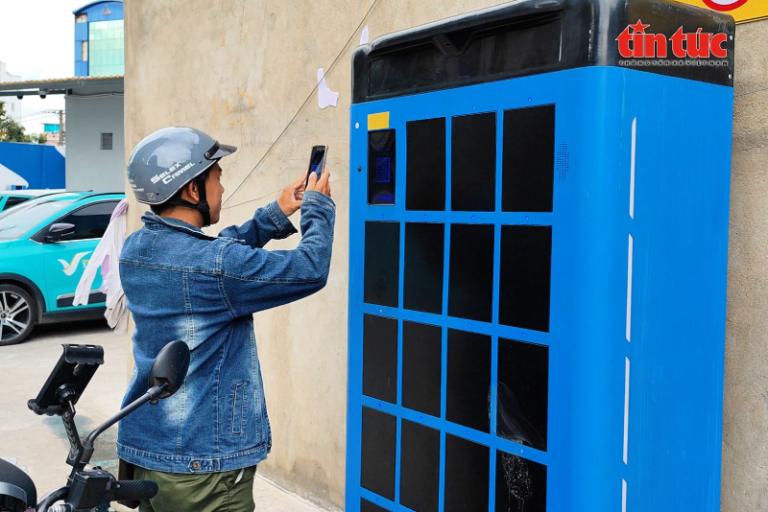 Kỹ thuật viên kiểm tra dung lượng pin bằng thiết bị chuyên dụng trước khi tư vấn đổi pin.