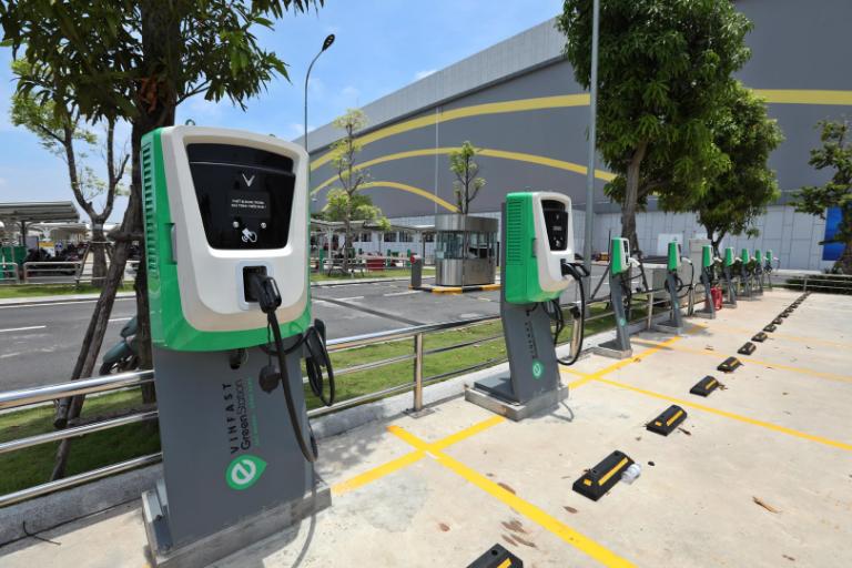 Quy trình đổi pin xe máy điện bao gồm kiểm tra, lắp đặt và nghiệm thu an toàn.