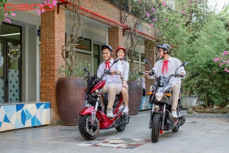 Học sinh đội mũ bảo hiểm đạt chuẩn khi điều khiển xe máy điện.
