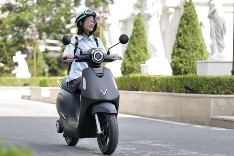 Xe máy điện nhỏ gọn, trọng lượng nhẹ, thiết kế phù hợp cho học sinh.