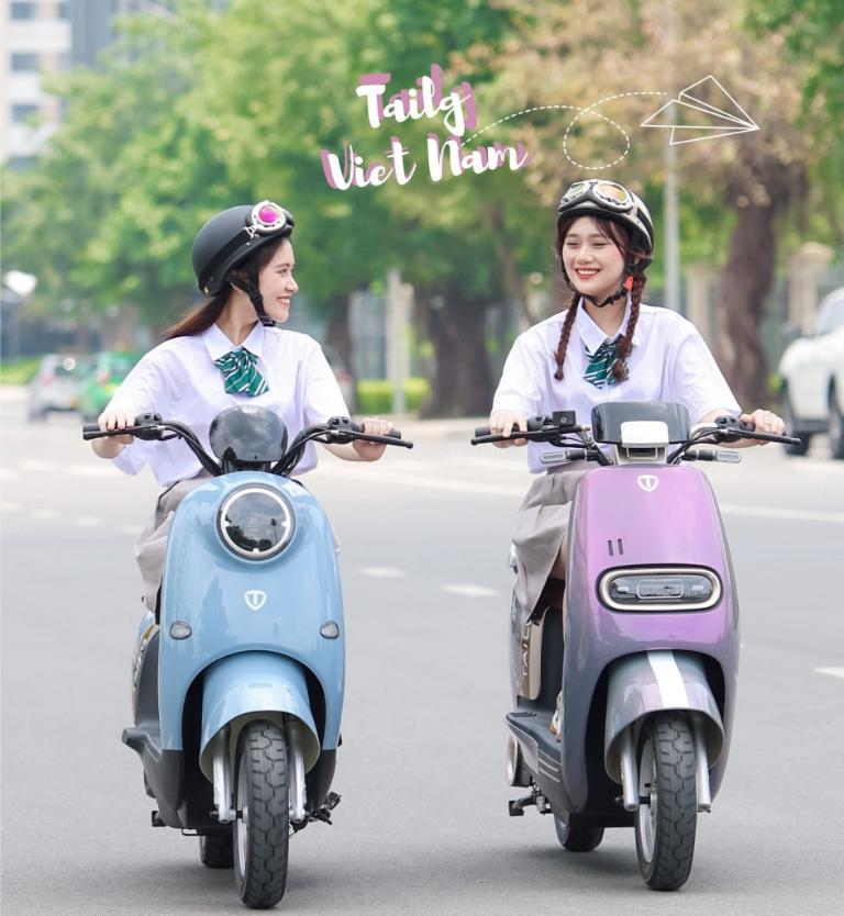 Thanh thiếu niên tập lái xe máy điện trong sân trường