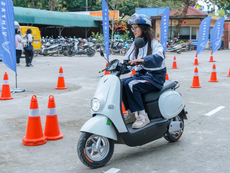 Trẻ em dưới 14 tuổi tuyệt đối không nên điều khiển xe máy điện ngoài đường – vừa nguy hiểm, vừa vi phạm luật.