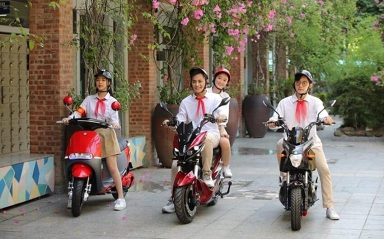 Học sinh 14–16 tuổi có thể đứng tên đăng ký xe với giám hộ, nhưng vẫn chưa đủ điều kiện lái xe máy điện trên đường công cộng