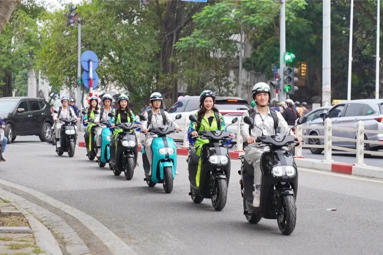 Thanh thiếu niên đủ 16 tuổi được phép điều khiển xe máy điện công suất nhỏ, tốc độ tối đa 50 km/h mà không cần bằng lái.