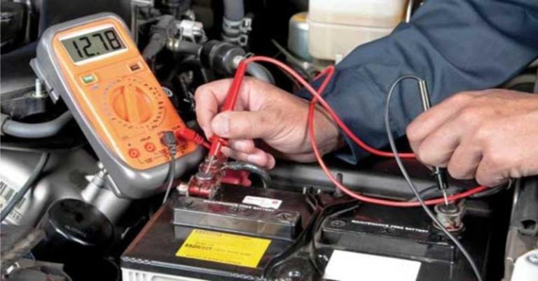 Nhân viên cứu hộ hỗ trợ thay ắc quy dự phòng cho xe máy điện ngay trên đường.