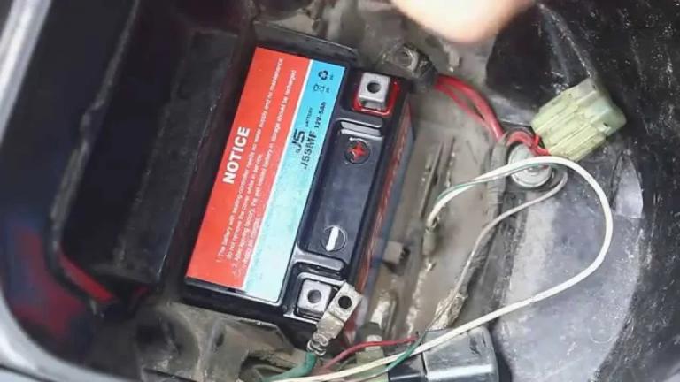 Ắc quy xe máy điện cũ, xuống cấp sau thời gian dài sử dụng