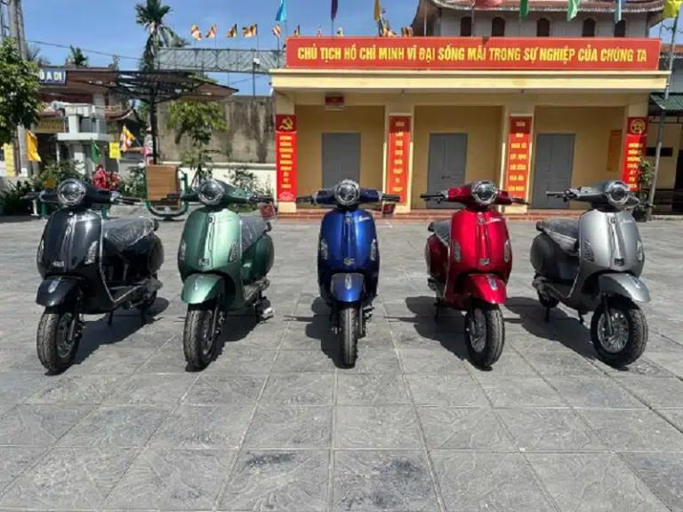 Xe máy điện chở quá tải trọng khiến ắc quy nhanh hao điện.