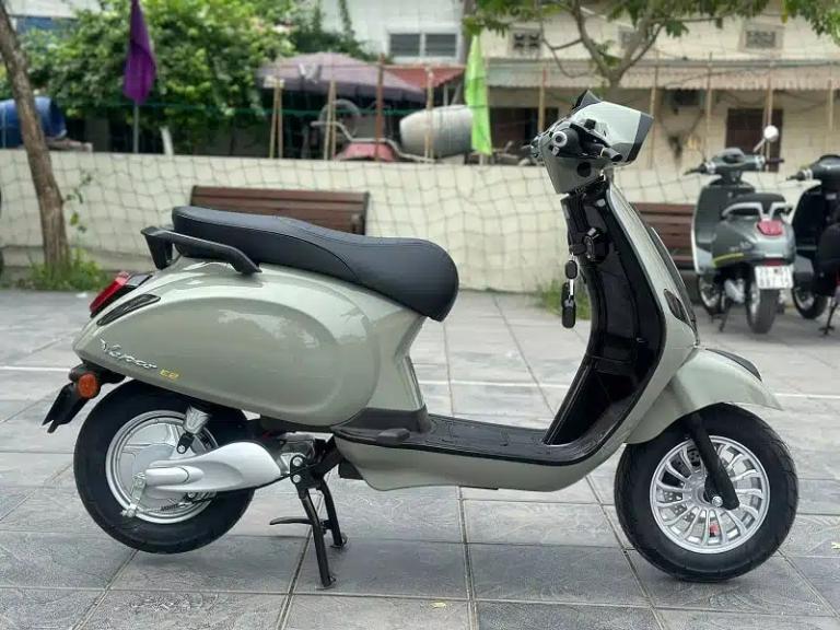Người lái xe máy điện bật xi nhan và tấp vào lề đường an toàn khi xe sắp hết ắc quy.”