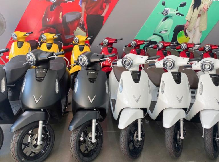 Xe điện trang bị phanh ABS, đèn LED và định vị GPS tăng cường an toàn