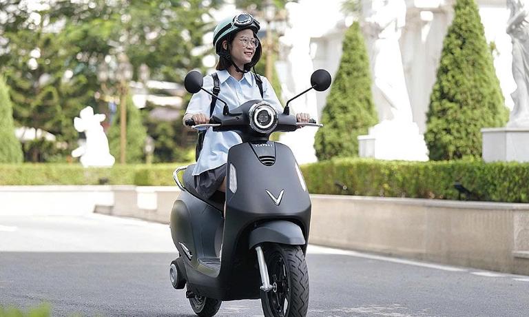 Xe điện vận hành êm, không gây ồn ào giữa phố đông.