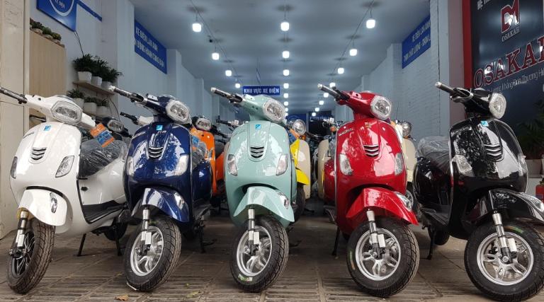 Khách hàng có thể so sánh bảng giá thuê xe máy điện và xe xăng tại cửa hàng.