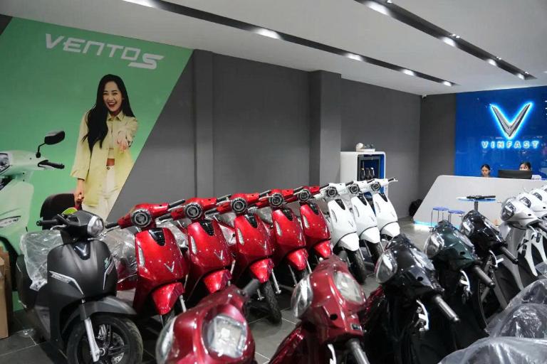 Người thuê xe kiểm tra dung lượng pin xe máy điện trước khi ký hợp đồng