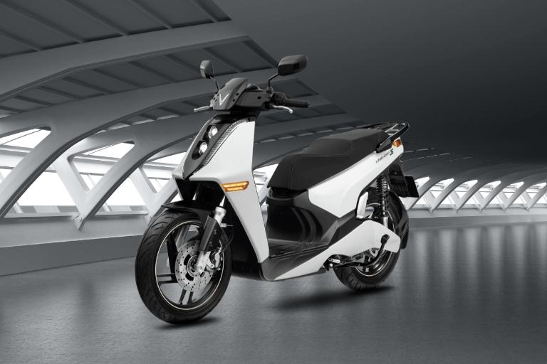 Kiểm tra pin xe máy điện trước khi di chuyển