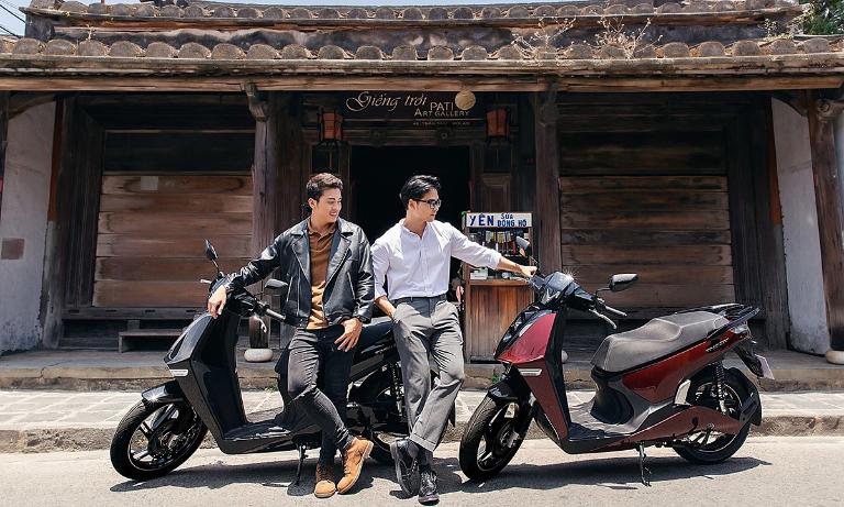 Người điều khiển xe máy điện chú ý quan sát giao thông trên đường đông đúc