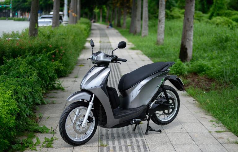 Công nghệ sạc nhanh giúp xe máy điện nạp năng lượng trong vài giờ, tiện lợi cho hành trình xa.