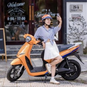 Mẫu xe máy điện phù hợp với nữ dưới 1m60 không chỉ là chuyện “hợp dáng” hay “đẹp” — đó là chuyện an toàn và thoải mái.