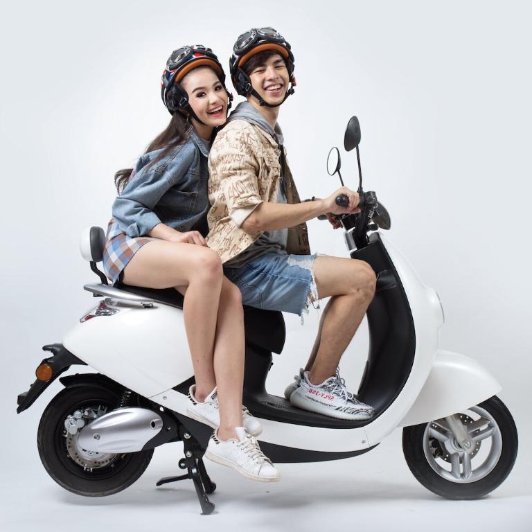 Ngồi lên xe máy điện với yên thấp vừa tầm, dễ chống chân cho nữ dưới 1m60.