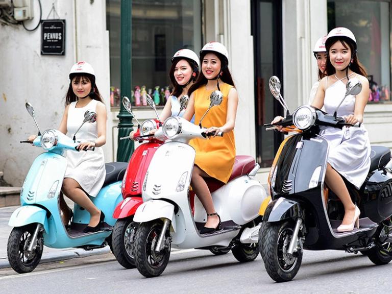 Khung xe bước qua thấp, sàn phẳng giúp người lái nhỏ nhắn điều khiển an toàn và thoải mái.