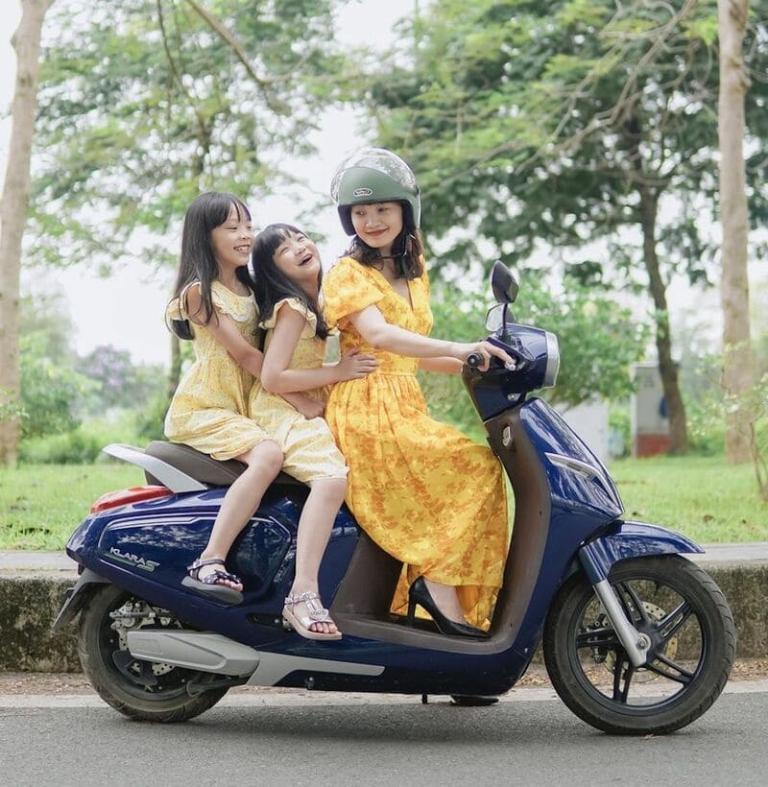 Phanh đĩa, đèn LED sáng và ABS giúp nữ lái xe dưới 1m60 an toàn trên mọi cung đường.