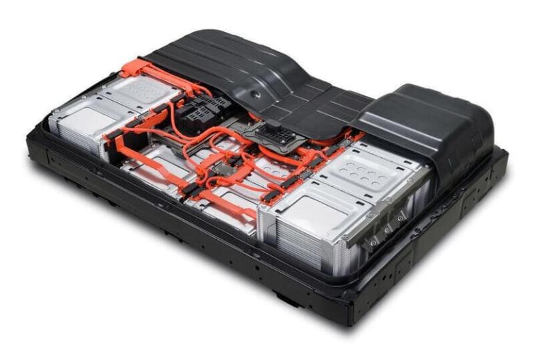 Pin LFP hoạt động như một chuyến xe hai chiều: khi sạc, ion lithium đi từ cathode sang anode; khi xả, chúng quay lại, tạo ra dòng điện nuôi thiết bị.