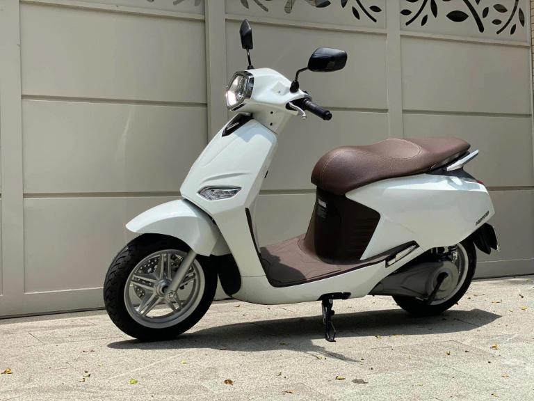 Yadea BuyE thiết kế trẻ trung, nhiều màu sắc cho giới trẻ.