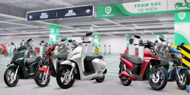 Khi chạy xe điện, luôn đội mũ bảo hiểm chuẩn và mang găng tay nếu đi đường dài.
