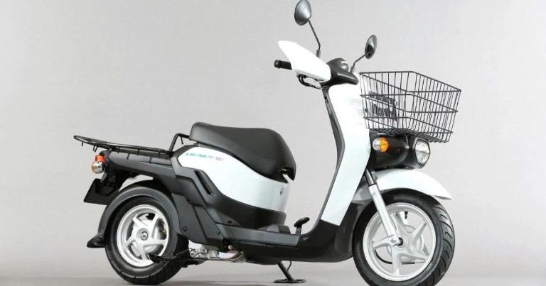Thuê xe máy điện chở hàng giúp giảm chi phí vận hành so với xe xăng.