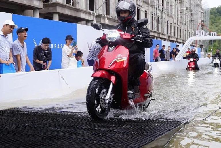 Hãy hạn chế đi vào đường ngập nước sâu vì nguy cơ hư hỏng hệ thống điện và pin luôn tồn tại