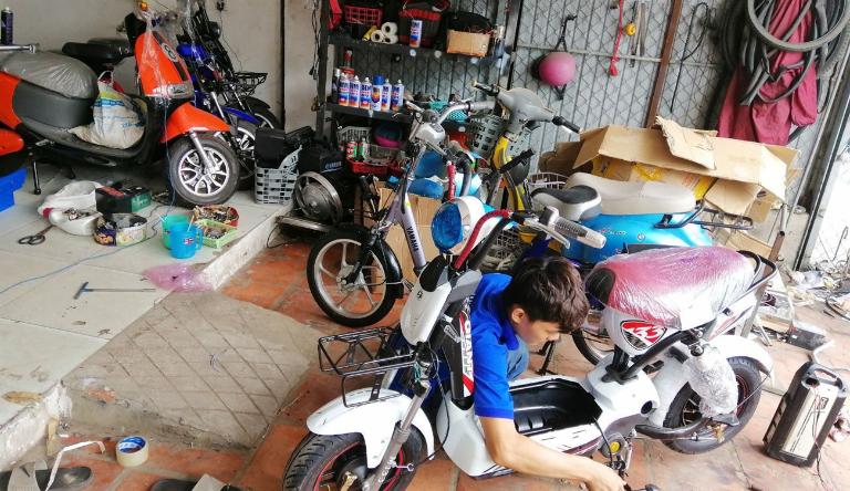 Người đi xe máy điện gặp sự cố nhỏ và liên hệ cửa hàng hỗ trợ cứu hộ