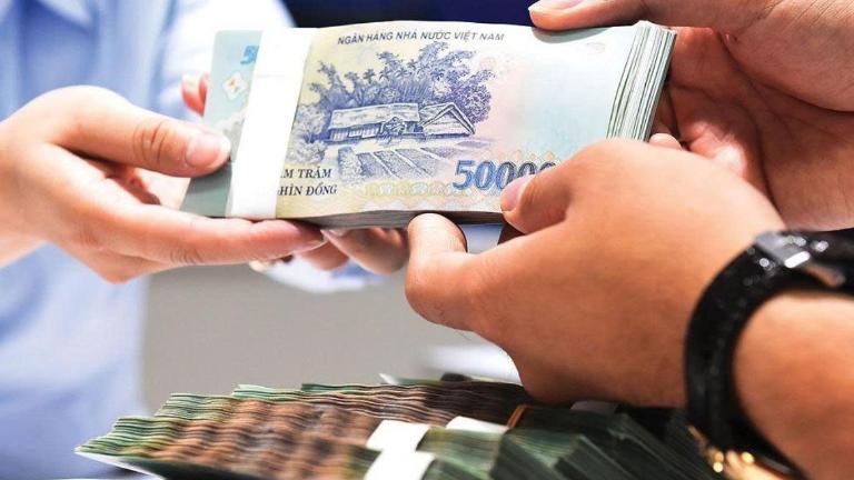 Đặt cọc bằng tiền mặt khi thuê xe máy điện – quy trình phổ biến tại Sài Gòn.