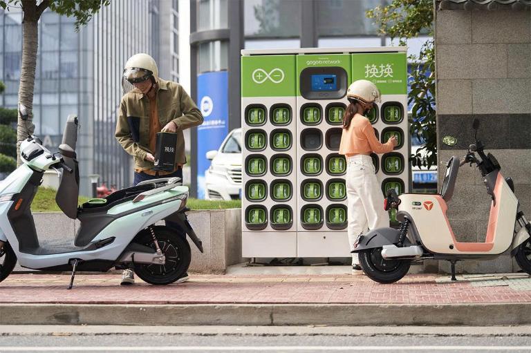 Trạm sạc xe máy điện tại trung tâm Sài Gòn hỗ trợ khách thuê nạp năng lượng